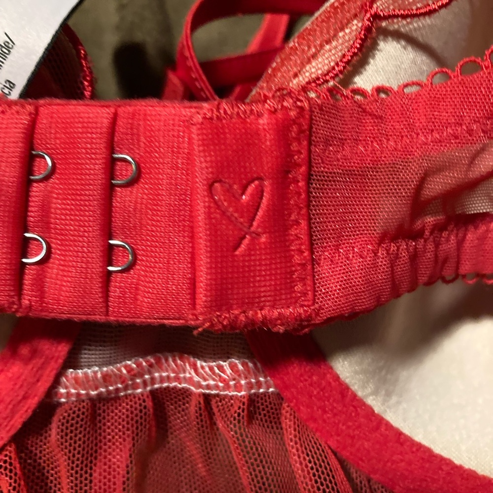 Victoria’s Secret, size 36D, Sheer Red and White Embroidered Babydoll Nightdress - Picture 3 of 5